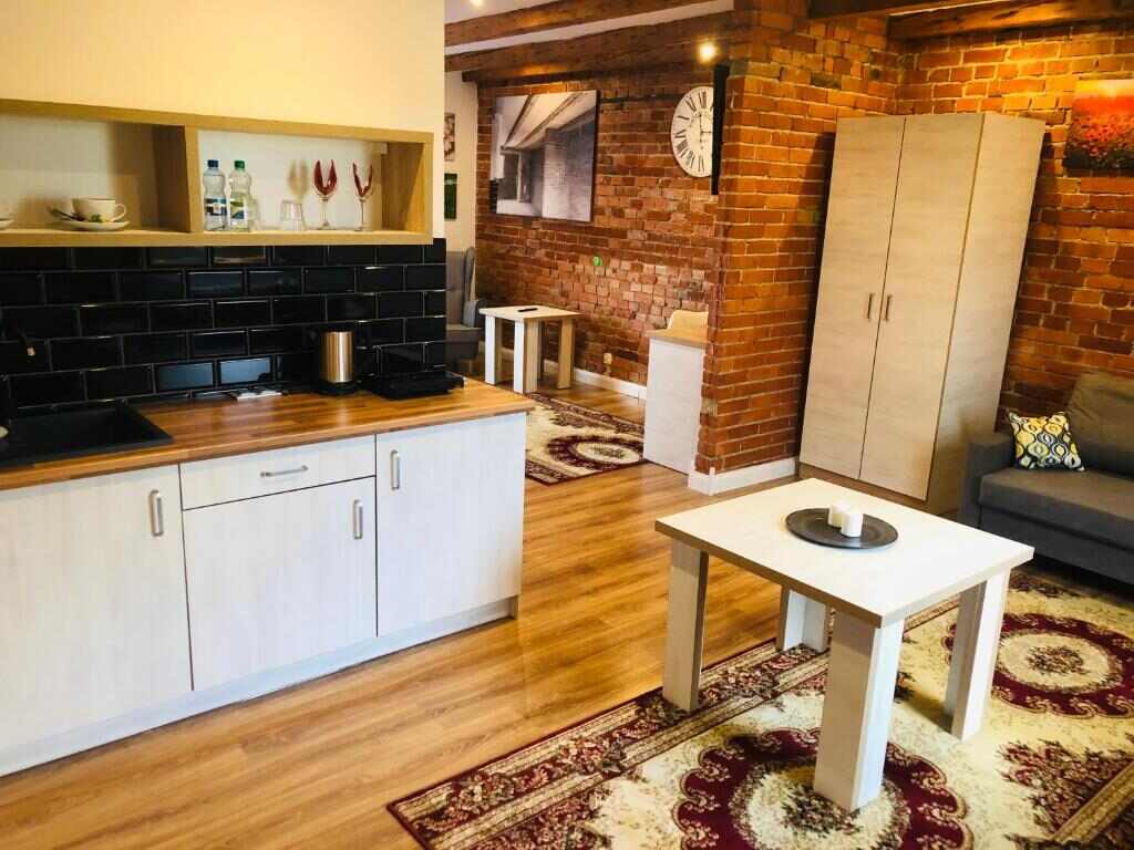 Willa Sudecka - apartament z aneksem kuchennym i ceglaną ścianą